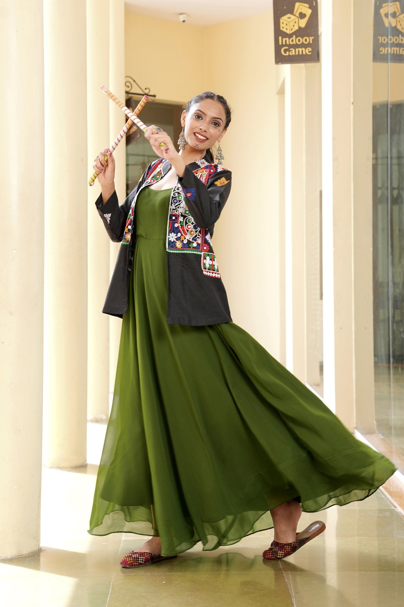 Women's Georgette Embroidery Thread Work Kurta 