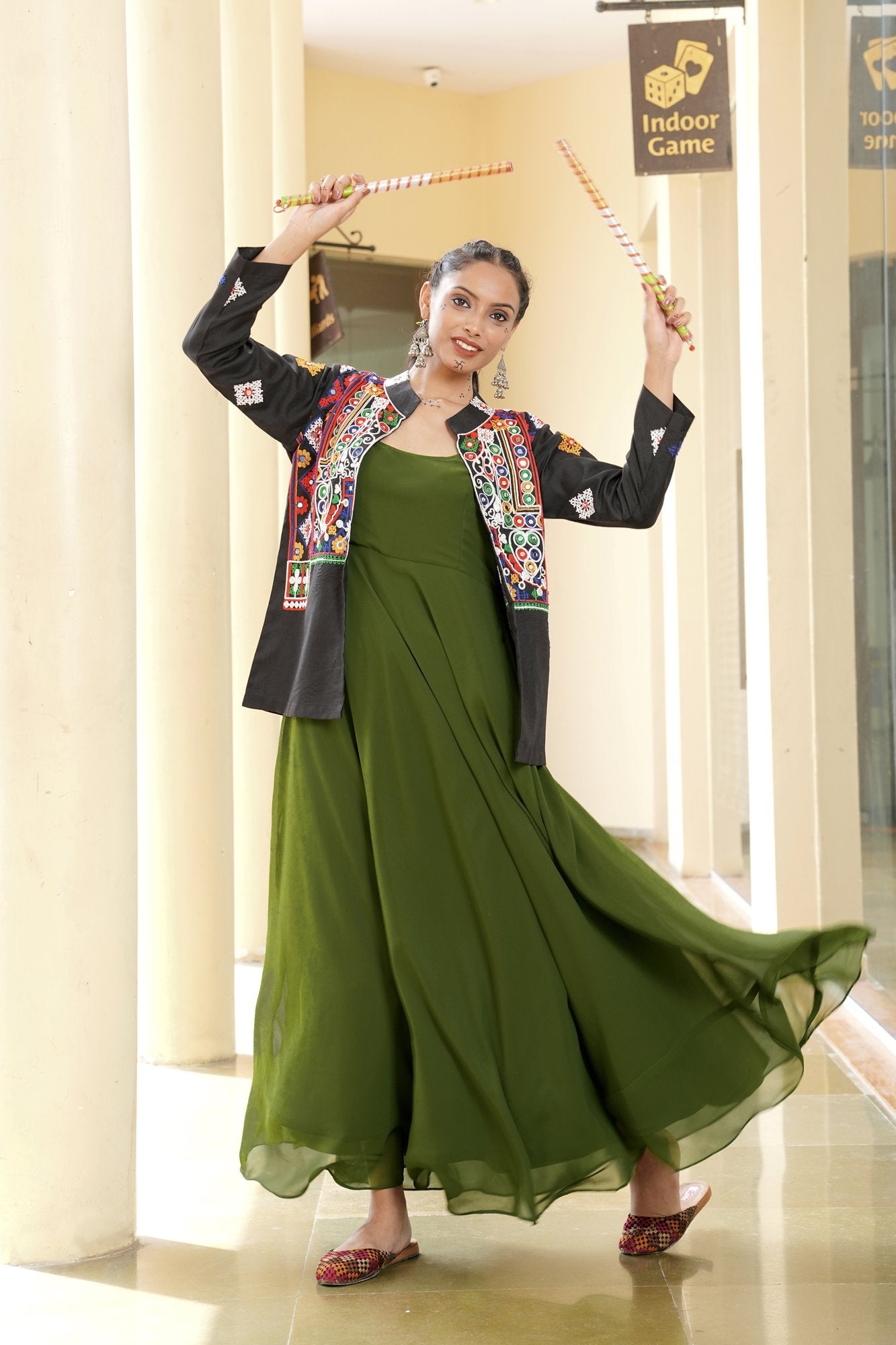 Women's Georgette Embroidery Thread Work Kurta 